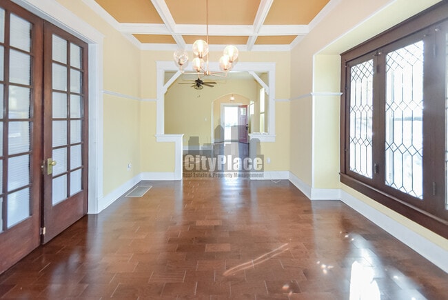 Building Photo - 1230 Villa Ave