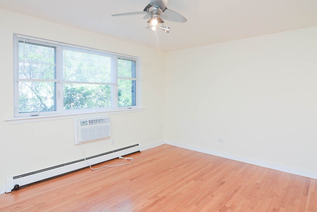 Building Photo - 630 W Wrightwood Ave
