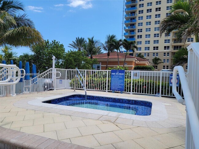 Building Photo - 2030 S Ocean Dr