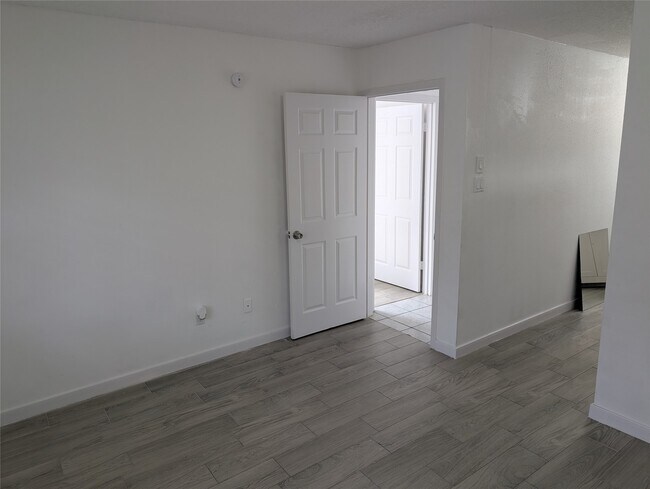 Building Photo - 5815 Village Forest Ct