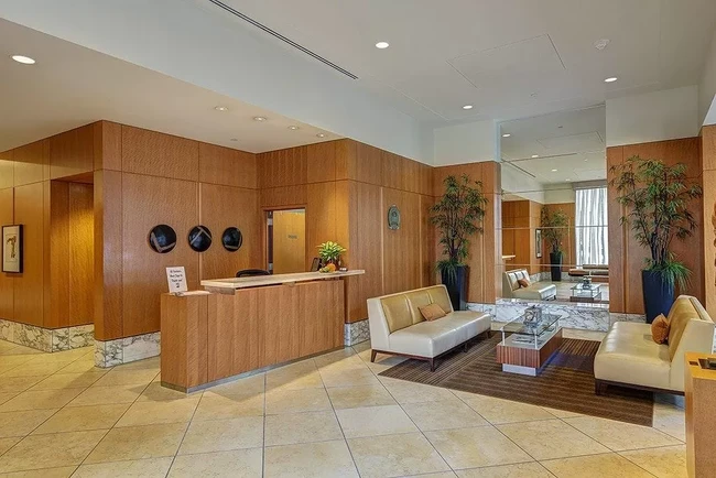 24 hr Concierge - 909 5th Ave