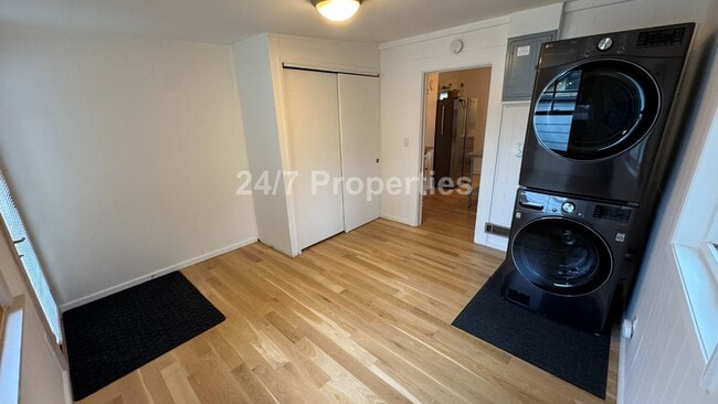 Building Photo - Charming Single-Level Home in Sought-After Roseway