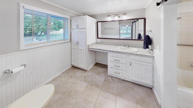 Building Photo - 1102 S Magnolia St