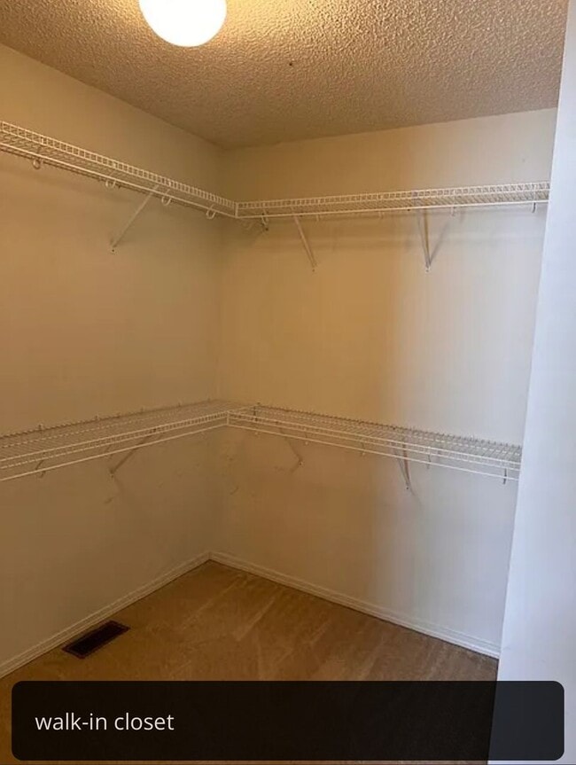 Building Photo - 3 bedrooms with Garage!