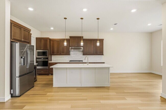 Building Photo - 4615 Bridgewood Dr