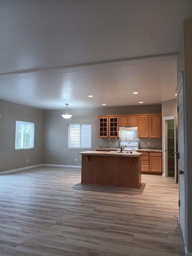 Building Photo - Beautiful Recently Remodeled Propety Ready For You to Enjoy!