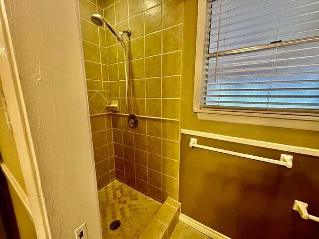 Building Photo - July Move-In Special - Fabulous 4/2 single...