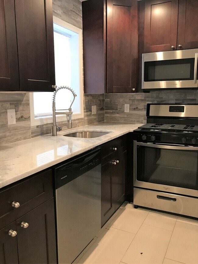 Building Photo - Charming 2 Bedroom/2.5 Bathroom Townhome in Highlandtown, MD!