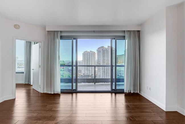 Building Photo - Turnberry Towers 2705W-City/Golf Course Views from this Stunning 1Bd/1.5Ba Residence