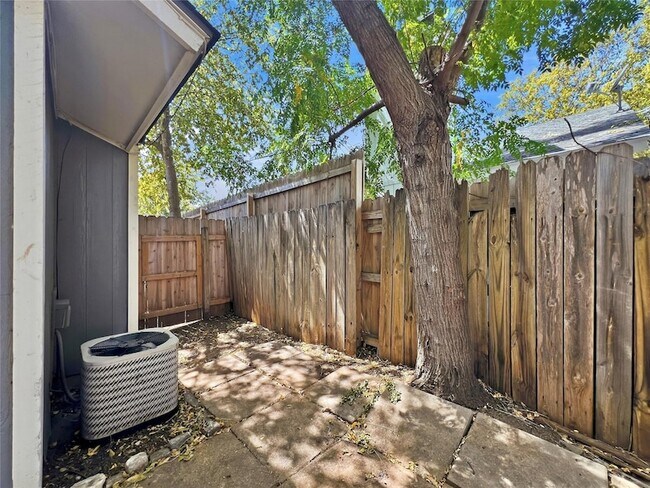 Building Photo - 1012 Fieldwood Dr