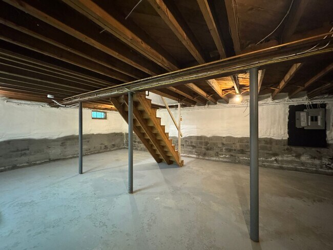 Building Photo - $3,195 Spacious 4BD/2BA Home w/Fenced Back...