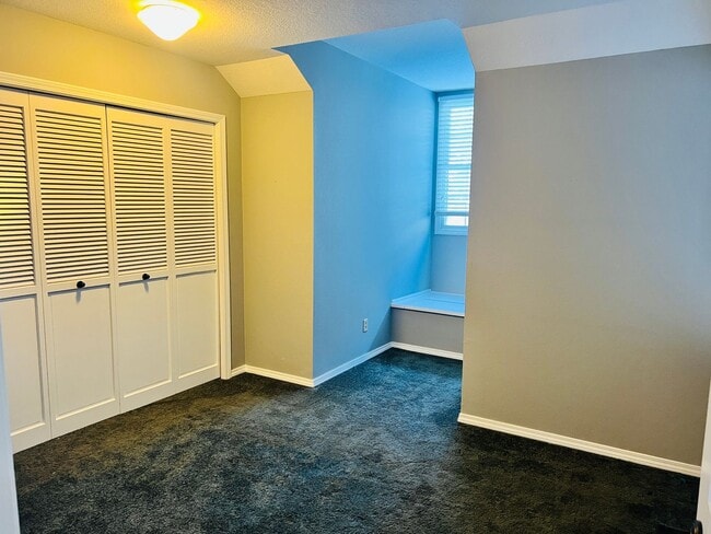 Building Photo - Amazing Attached Home in Lake Oswego is a Must See!