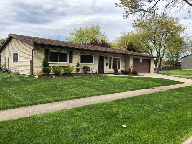 Building Photo - 1126 Parkview Dr