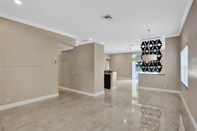Building Photo - 1100 Chinaberry Dr