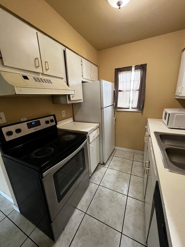 Building Photo - COMING SOON - 2 Bed 1 Bath Condo