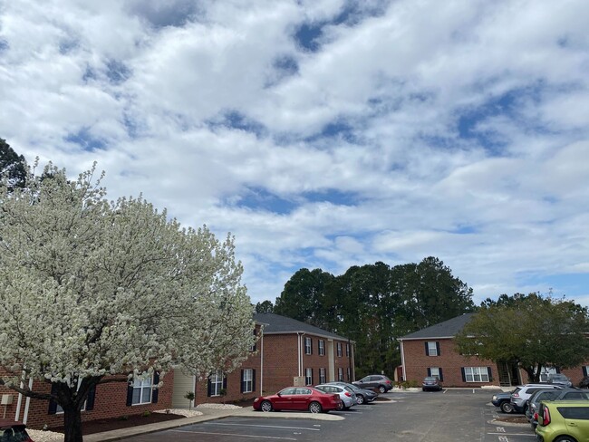 Building Photo - Do you believe in love at 1st sight? Rents always include high speed internet, cable, water, sewe...