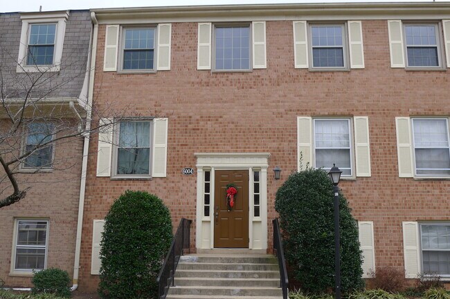 Primary Photo - 6004 Westchester Park Dr