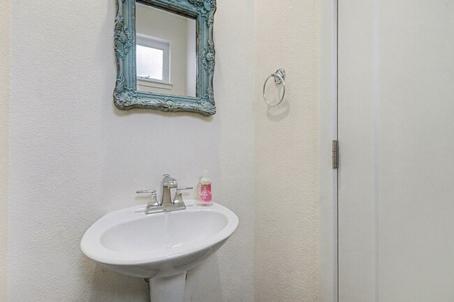 Building Photo - Modern-3 bedroom -3.5 bathroom Townhome in Santa Fe Art District