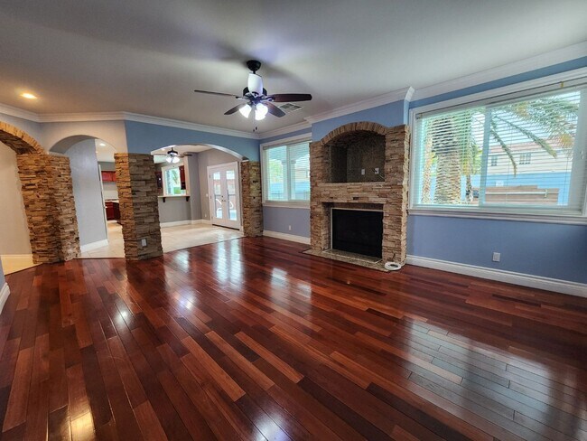 Building Photo - Entertainers Delight with minutes of shopping and restaurants