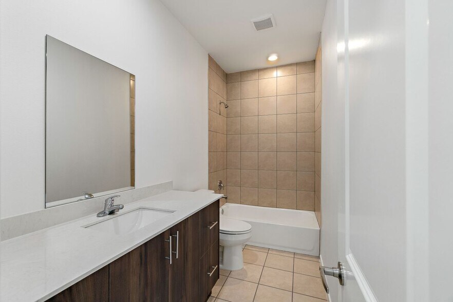 Building Photo - 418 N 3rd St