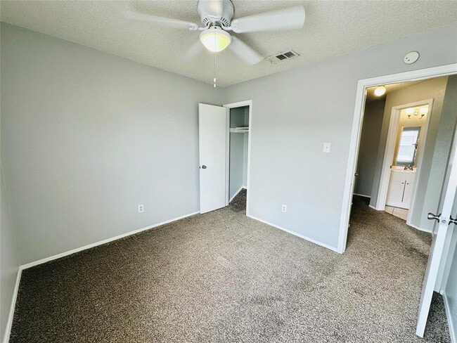 Building Photo - 5305 Woodland Oaks Ct