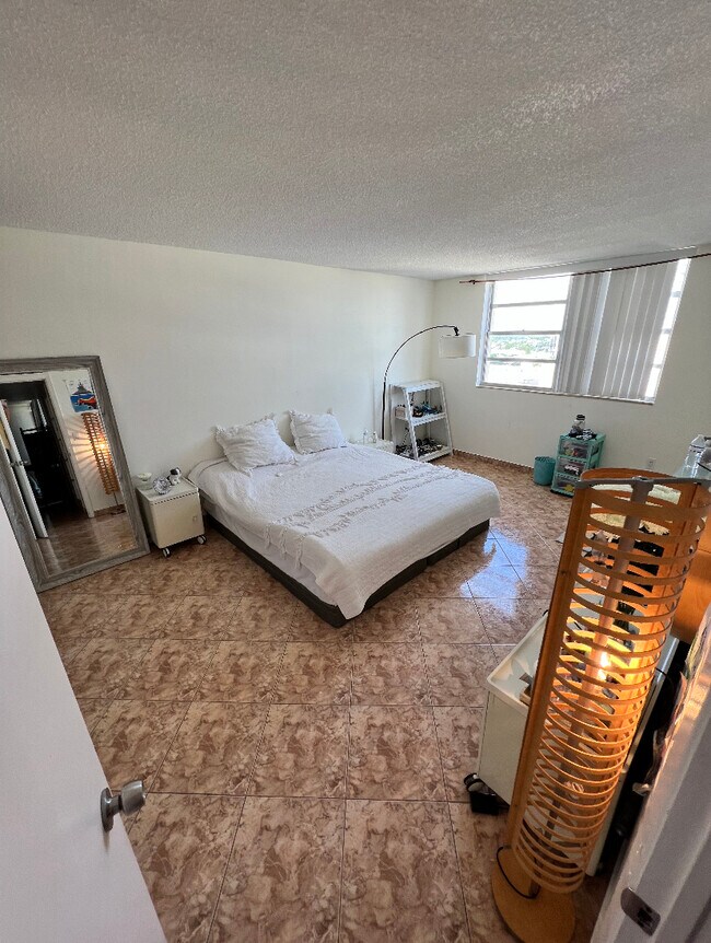 Master bedroom - 1833 S Ocean Dr