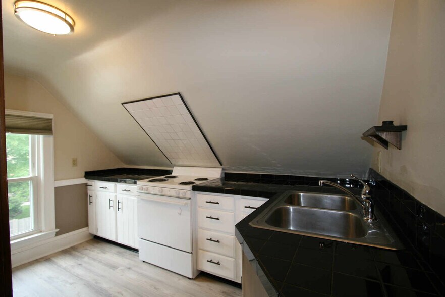 kitchen - 13842 Clifton Blvd