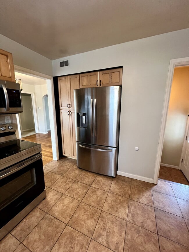 Building Photo - Great Home Close to CFD!