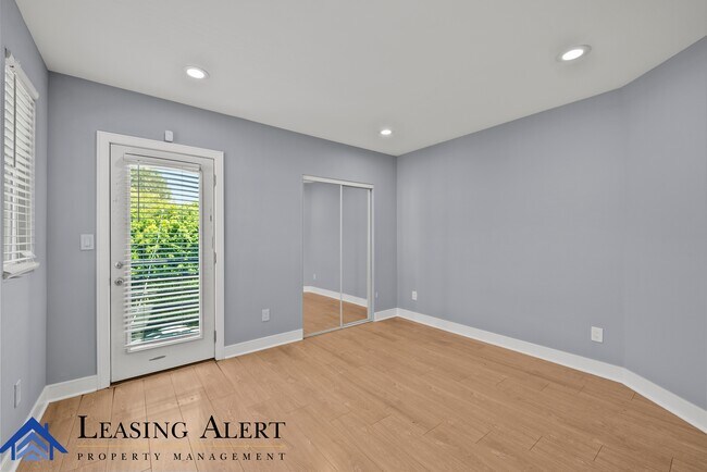 Building Photo - 1957 1/2 Vista Del Mar Ave