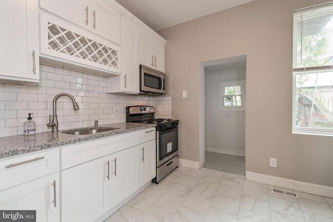 Building Photo - 5524 Delancey St