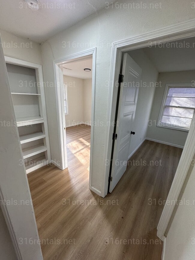 Building Photo - $925 - 3 bedroom/ 1 bathroom - Single Family Home