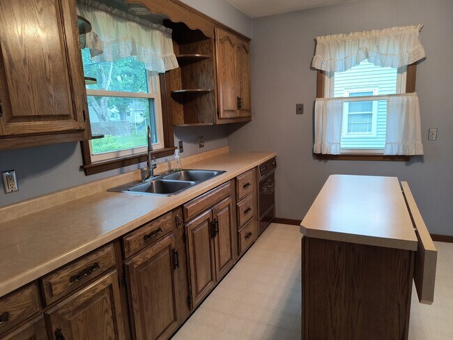 Nice kitchen with island - 2227 23rd St S