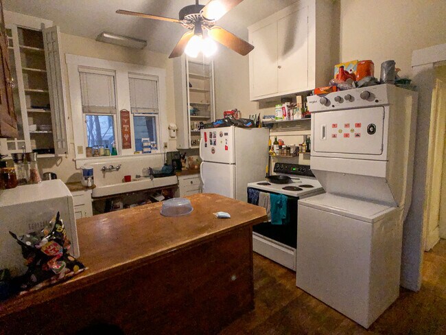 Building Photo - 1101 W 22nd 1/2 St