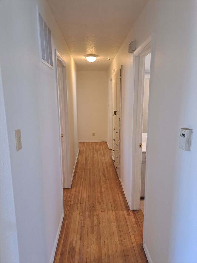 Building Photo - 3 BED 2 BATH SINGLE FAMILY HOME IN *CONVENIENTLY* LOCATED ALBUQUERQUE NEIGHBORHOOD!