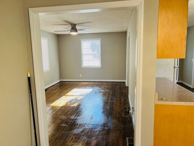 Building Photo - 3 bed, 2 bath ranch home