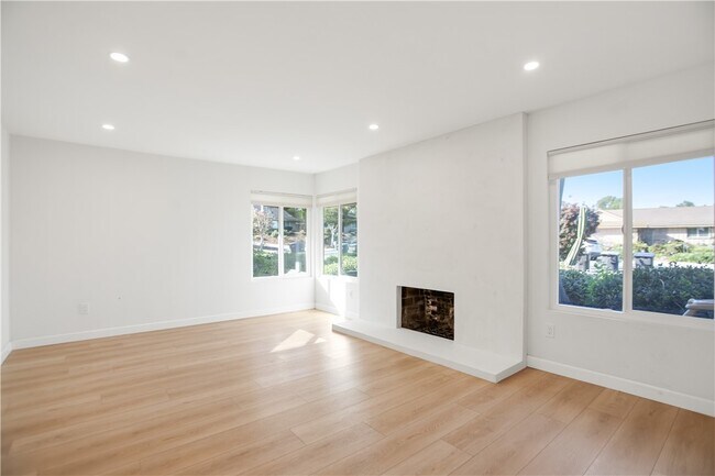 Building Photo - 1185 La Subida Ct