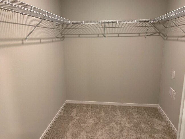 Building Photo - Gorgeous  4 Bed 2.5 Bath Home in Camas! Union School District! Laminate Floors Throughout Main! S...