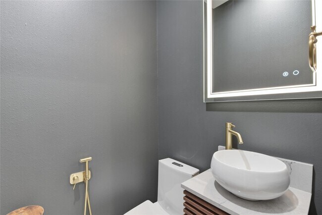 Building Photo - 529 Memorial Heights Dr