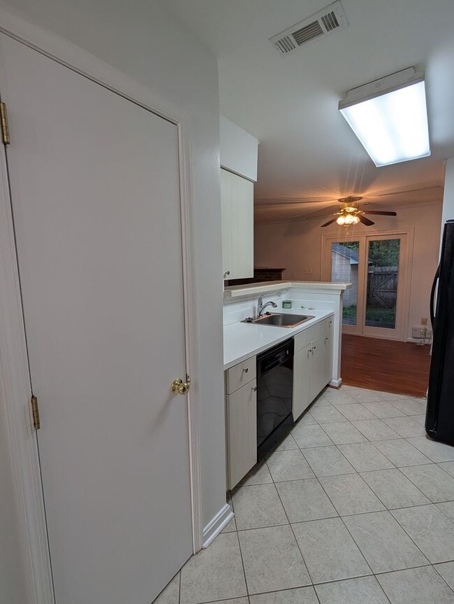 Building Photo - Available August 1, 2026 – Beautiful Townhome in Potomac Hills!