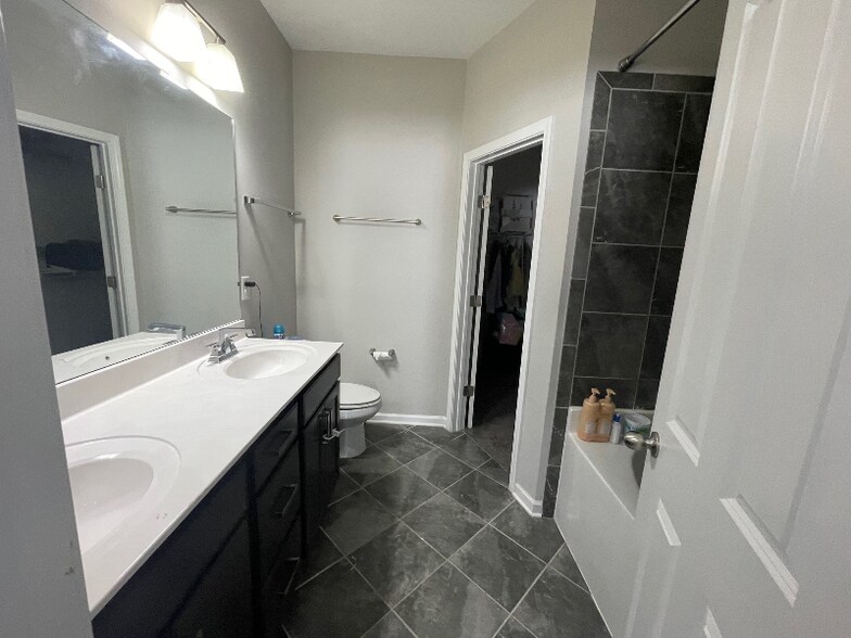 Building Photo - 421 Birr Dr