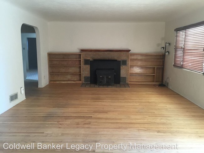 Building Photo - 1220 Girard Blvd NE