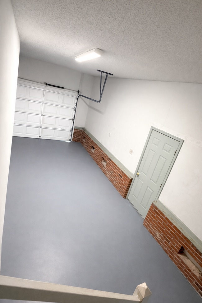 Building Photo - Country Charm