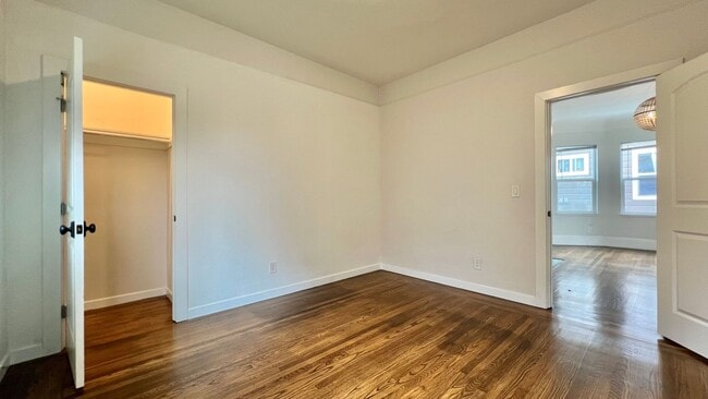 Building Photo - Well-maintained, Charming duplex – 3bd 2ba Upper-Level Unit