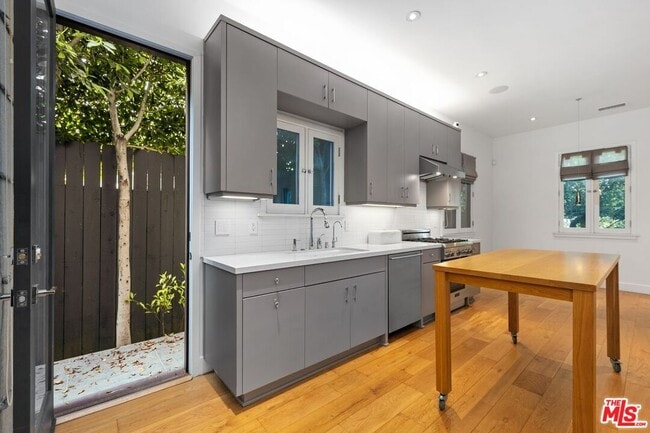 Building Photo - 429 N Lucerne Blvd