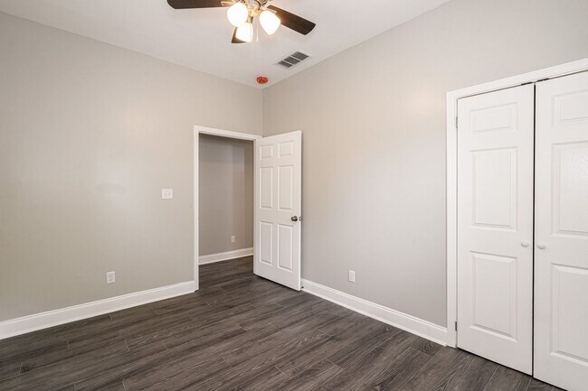 Building Photo - 806 Longfield Ave
