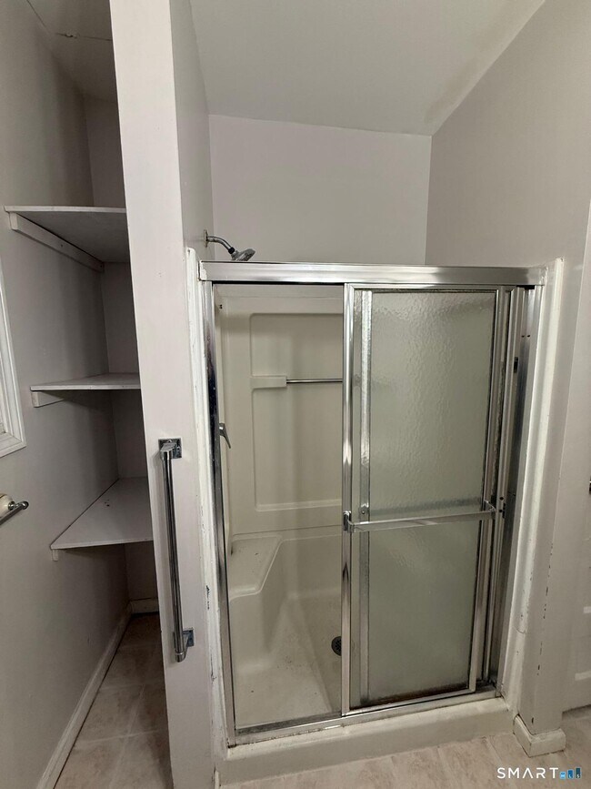 Building Photo - 256 Center St