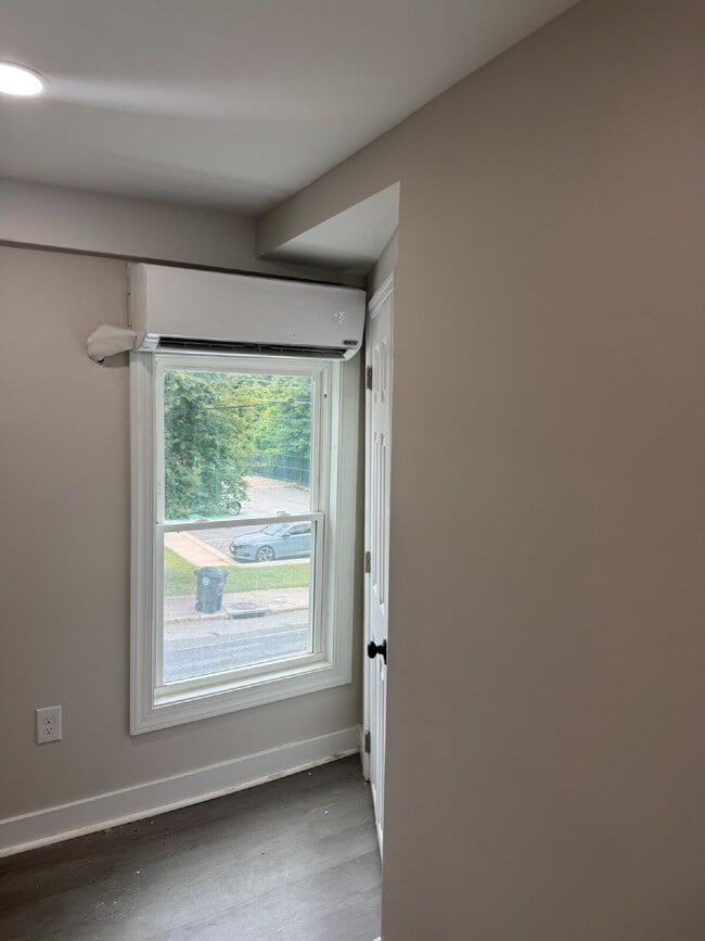 Building Photo - Updated One Bedroom in the heart of Lynchburg