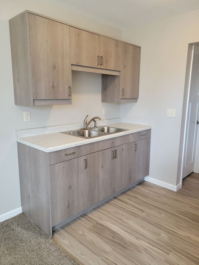 Building Photo - 1 Bedroom Triplex Unit