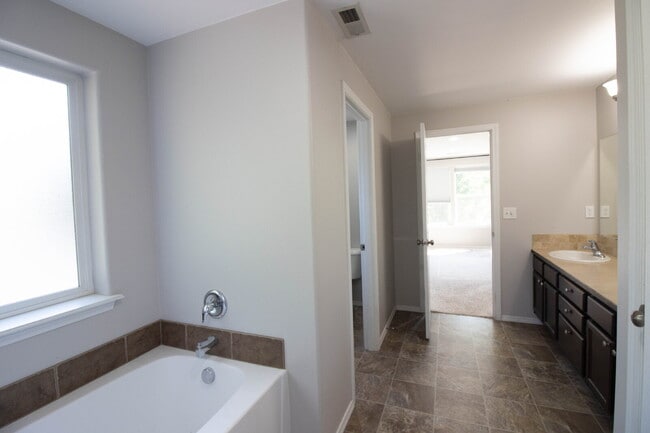 Building Photo - A BEND HOME FOR PEOPLE AND PETS!