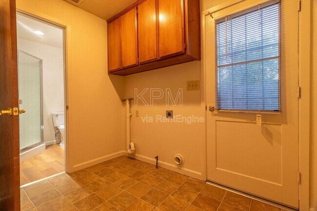 Building Photo - 325 E Mariposa Ave